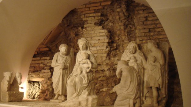 
            Pave Nikolaus IV bad billedhuggeren Arnolfo di Cambio om at lave et krybbespil. I dag kan det ses på Basilica di Santa Maria Maggiore-museet i Rom i Italien.
    