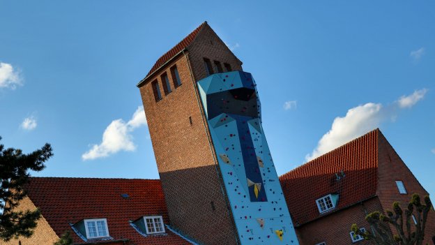 
            I 2014 fik menighedsrådet i Sydhavn Sogn bygget en klatrevæg på Frederiksholm Kirkes 18 meter høje klatretårn. Den er et symbol på den bevægelse, man gør, når man tror.
    