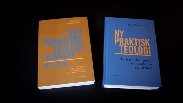 
            Sidste år udgav forlaget Eksistensen bogen "Ny Praktisk Teologi" af Hans Raun Iversen (til højre). Festskriftet (til venstre) er også rent grafisk en hyldest Hans Raun Iversens forfatterskab.
    