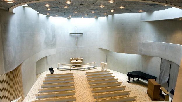 
            Gulvets geometriske, femkantede flise er skabt til Trekroner Kirke af kunstneren Henrik Plenge Jacobsen. Alteret er af Alexander Tovborg og døbefonten af Lea Porsager.
    