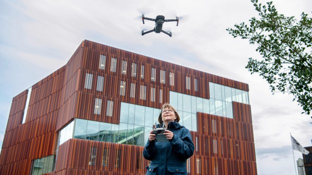 For at kunne flyve med dronen, der nu bliver et redskab ved provstistynet i Aabenraa Provsti, har Gitte Bielefeldt taget en efteruddannelse på IBA Kolding Erhvervsakademi.