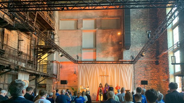 
            En gammel industribygning på havnen i Tallinn dannede rammen om Konferencen for Europæiske Kirkers generalforsamling – og for diskussioner blandt de delegerede, taler fra prominente navne, økumeniske andagter samt dannelsen af nye relationer over en kop kaffe. 
    