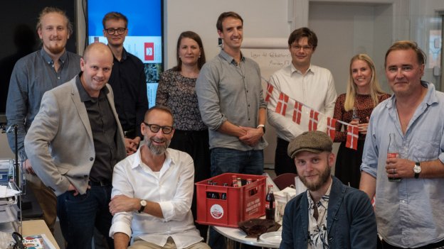 
            Kirke.dk's lancering bliver fejret med cola og kage den 21. september 2018. 
    